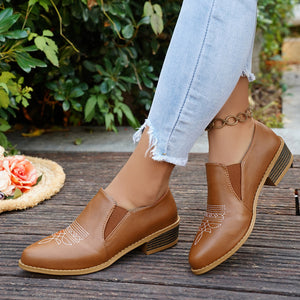 loafers in Black with embroidered and point toe