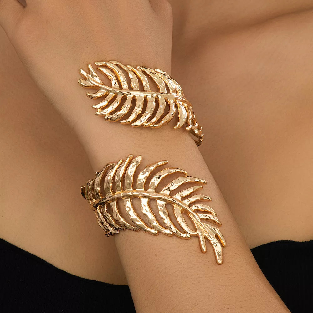 bracelet in gold featuring leaf design and fitted fit
