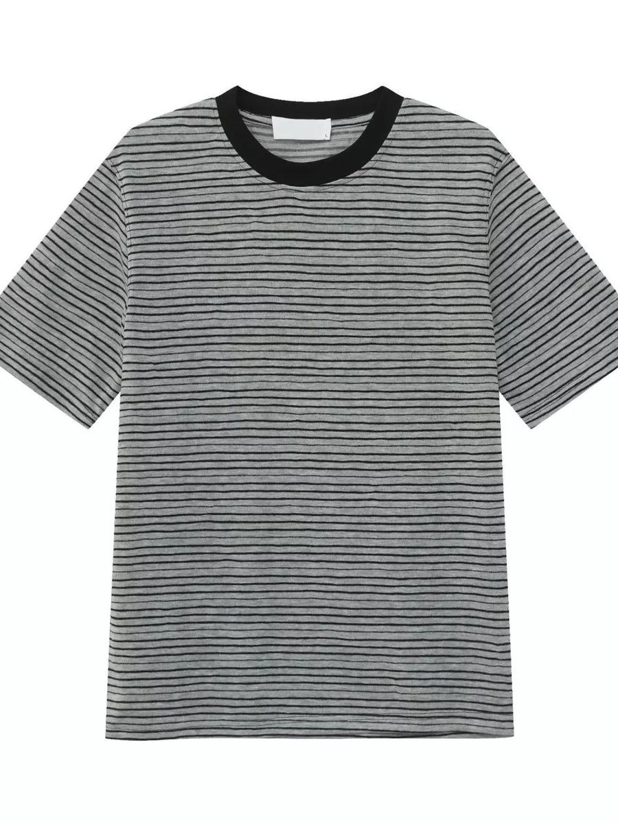 Essential striped crew neck t-shirt in grey cotton with black stripes and a black ribbed collar.