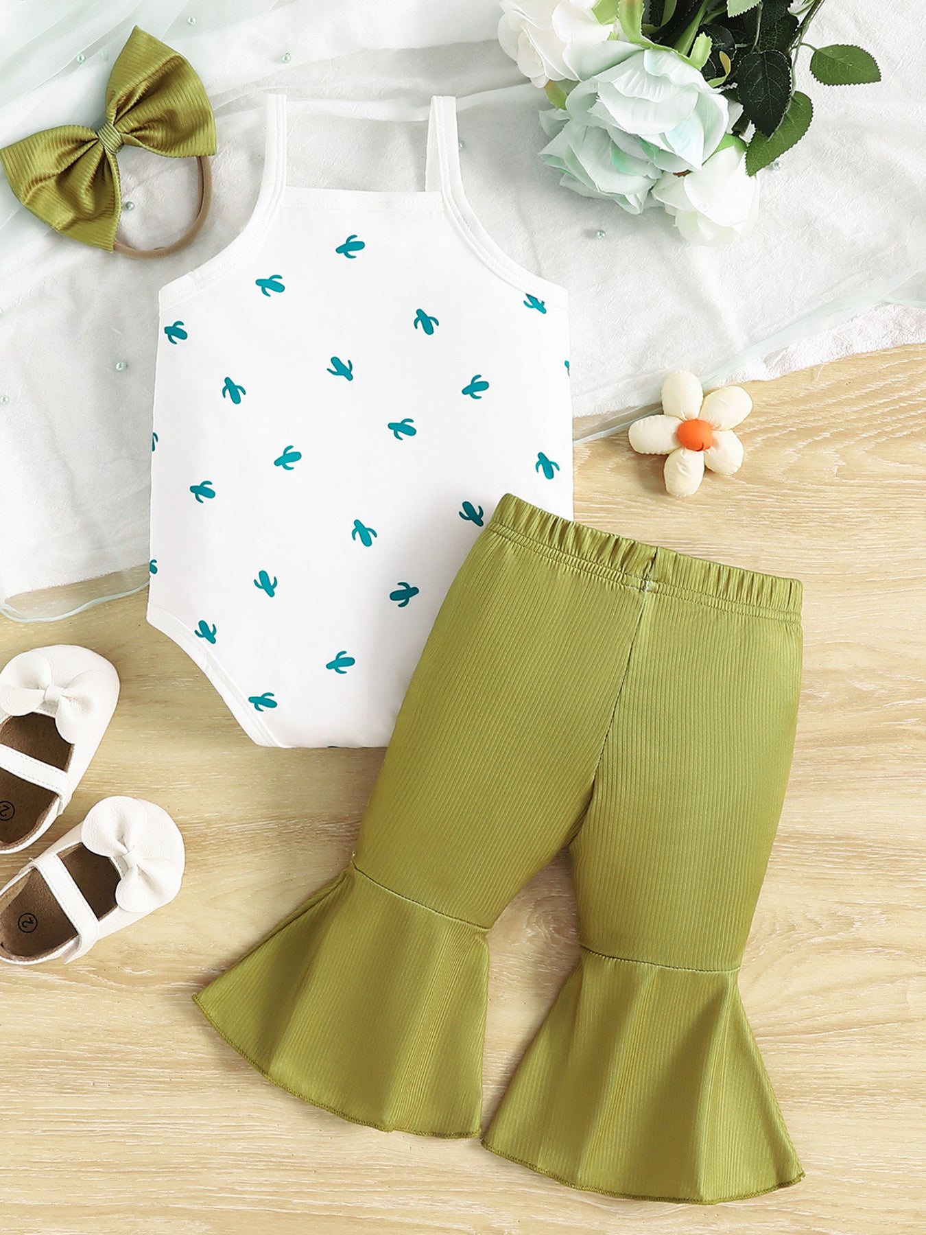 Print baby bodysuit with cactus pattern and green flared pants set