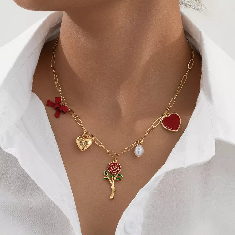 necklace in gold featuring charm necklace and regular fit