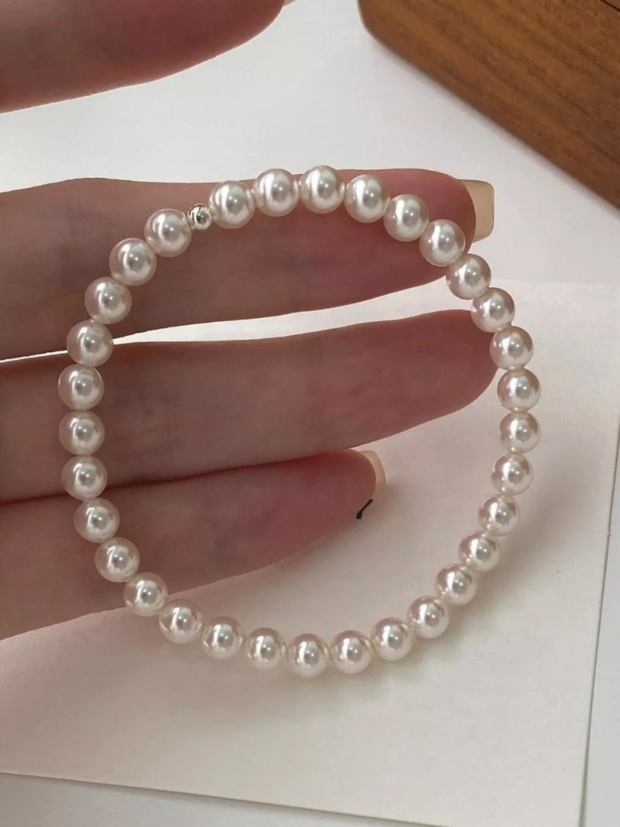 Lustrous pearl beaded bracelet with a chic, elegant design.