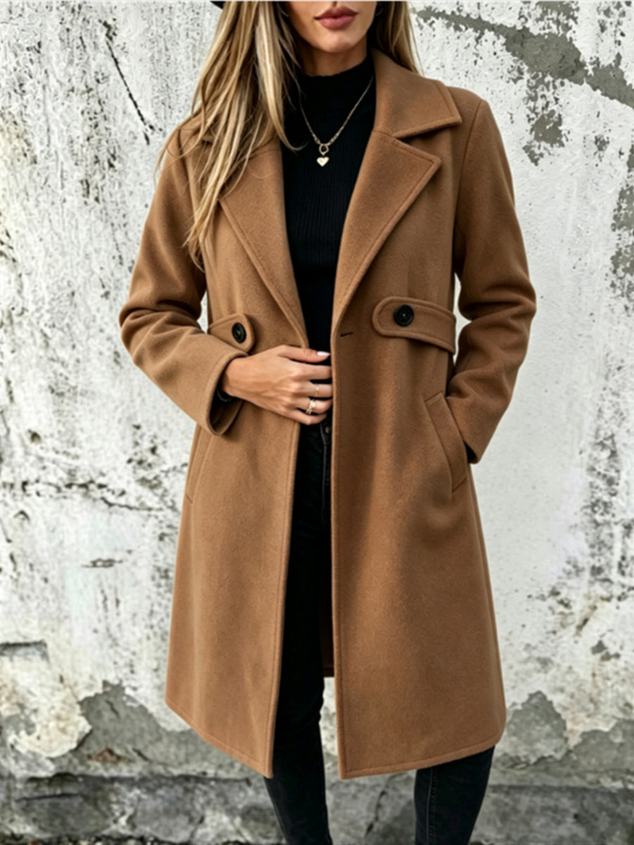 Khaki overcoat with buttoned and long sleeve