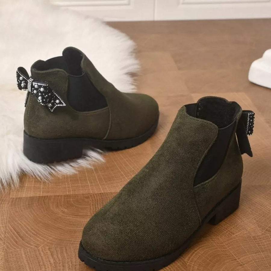 Black boots with ankle-length and slip-on