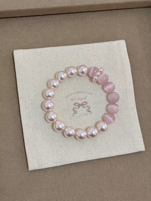 Synthetic Pearl,Cat' bracelet in pearl white with fitted silhouette
