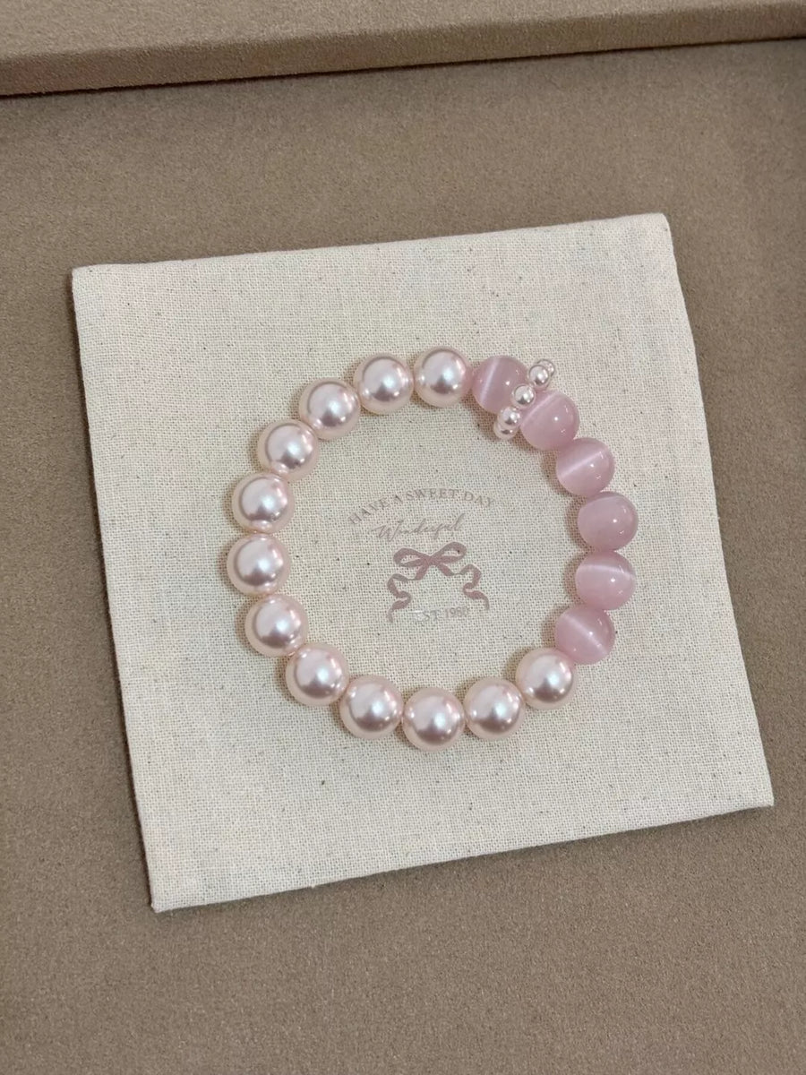 Synthetic Pearl,Cat' bracelet in pearl white with fitted silhouette