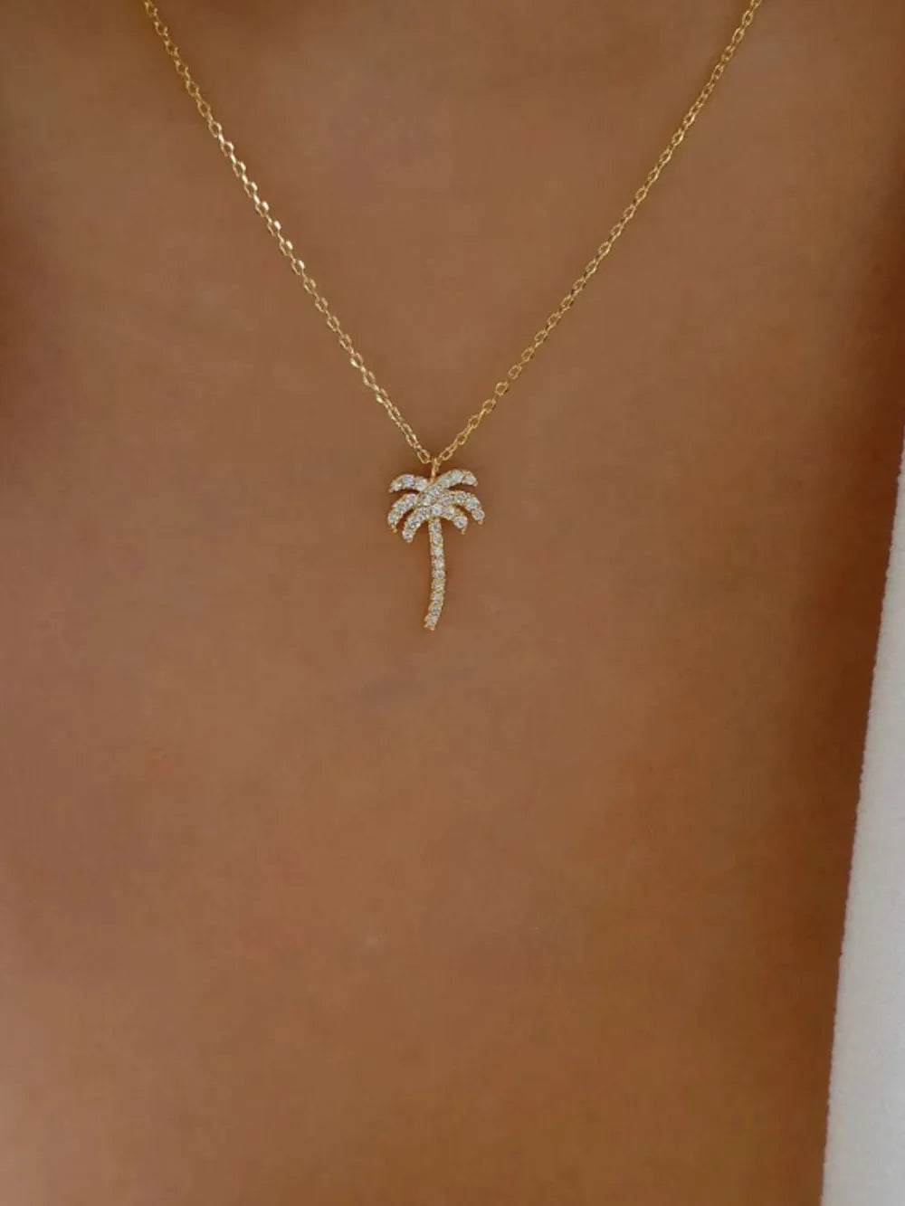 necklace in gold featuring adjustable chain and regular fit