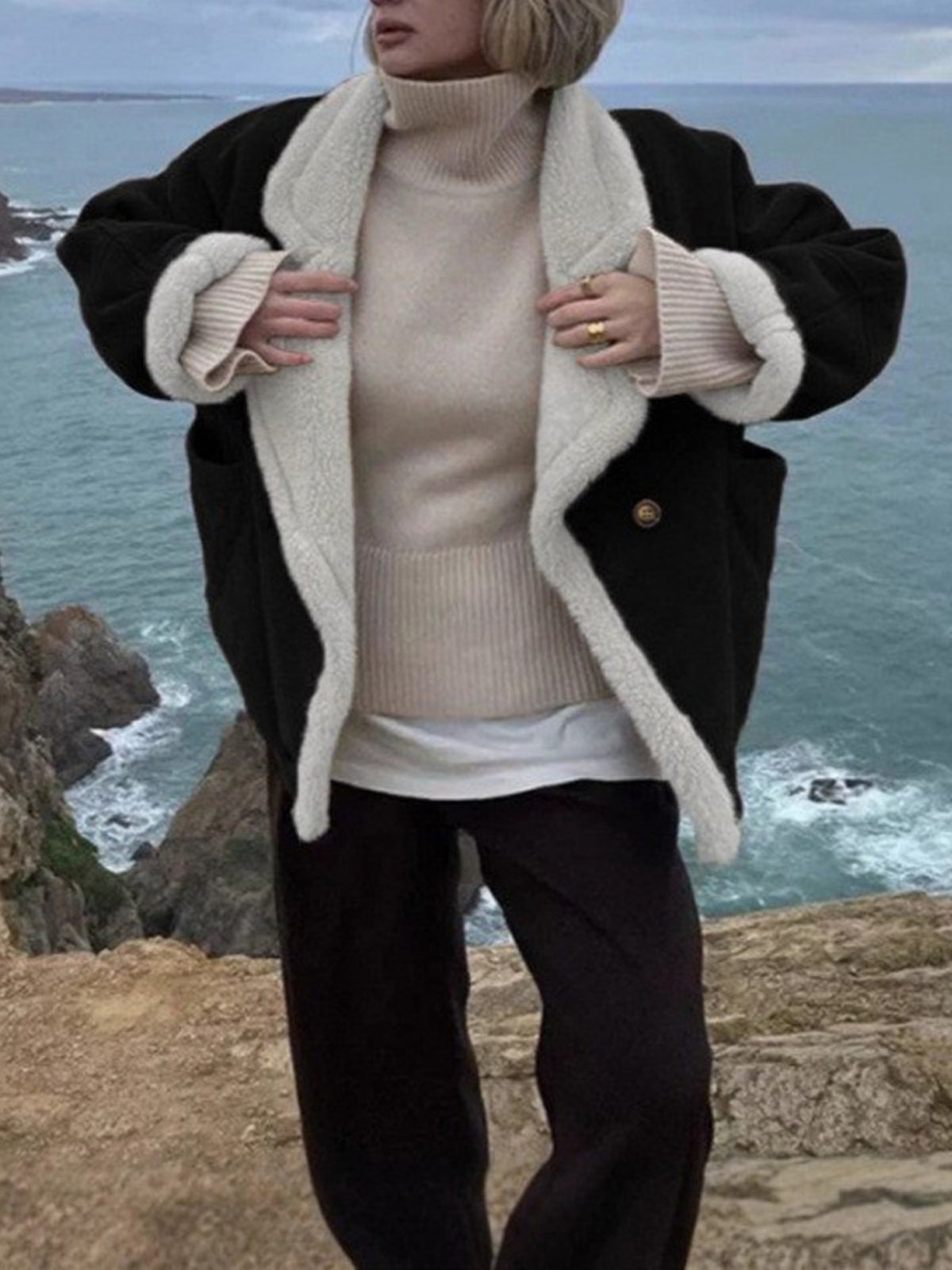 Black overcoat with pocketed and long sleeve