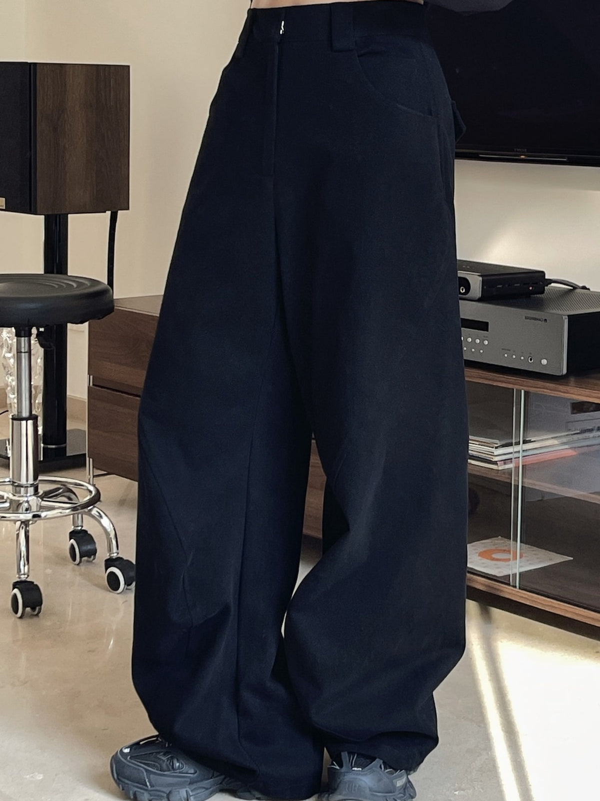 Wide-Leg Cargo Pants in Army Green with pocketed