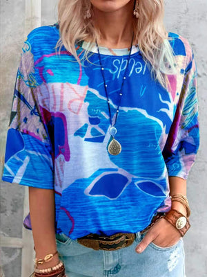 Casual t-shirt with brushstroke print in blue and pink, round neck, short sleeves.