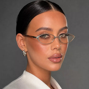 PC Frame material: Metal Lens material: Polycarbonate Temple material: Acetate I sunglasses in Transparent with cat-eye