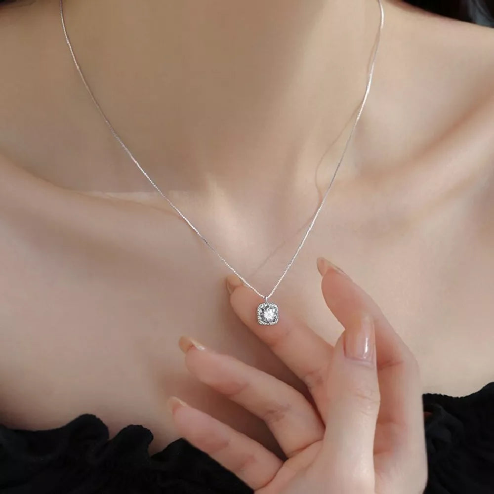 necklace in silver featuring zircon pendant and slim fit