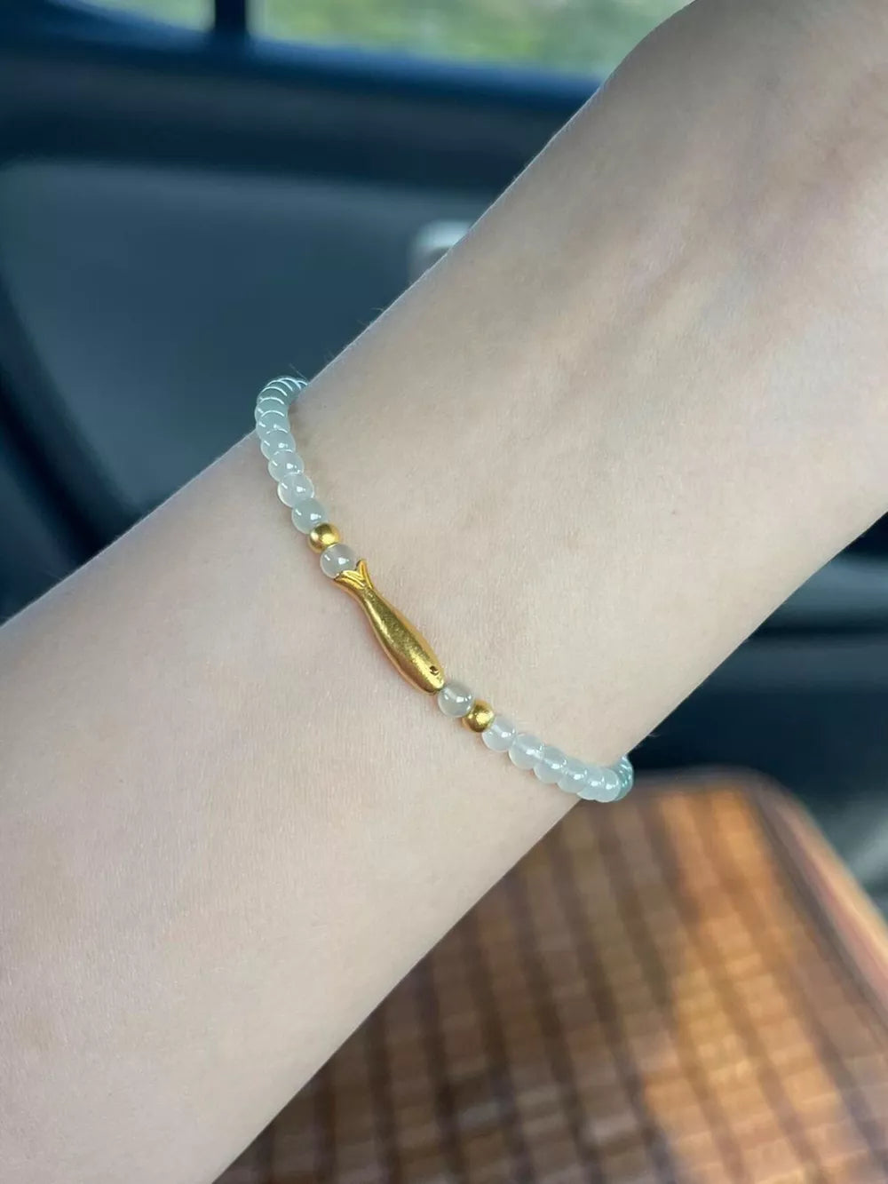 bracelet in light green featuring beaded and regular fit