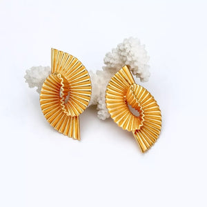 earrings in Gold with geometric and gold-plated