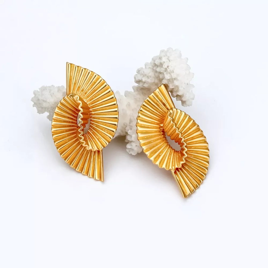 earrings in Gold with geometric and gold-plated