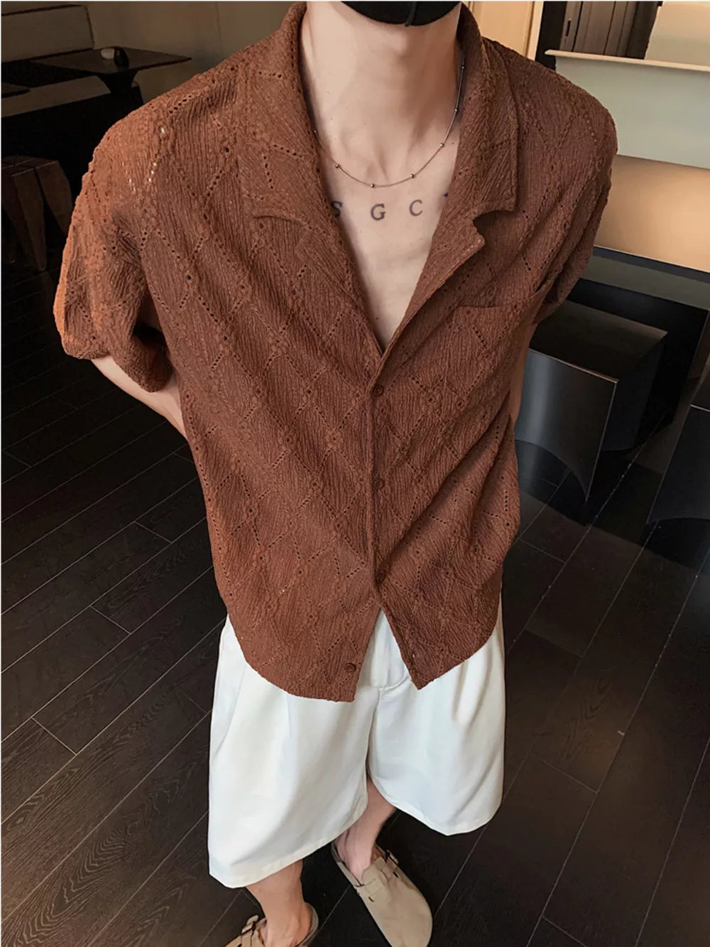 Brown textured knit short-sleeve men's shirt with classic collar and button-front
