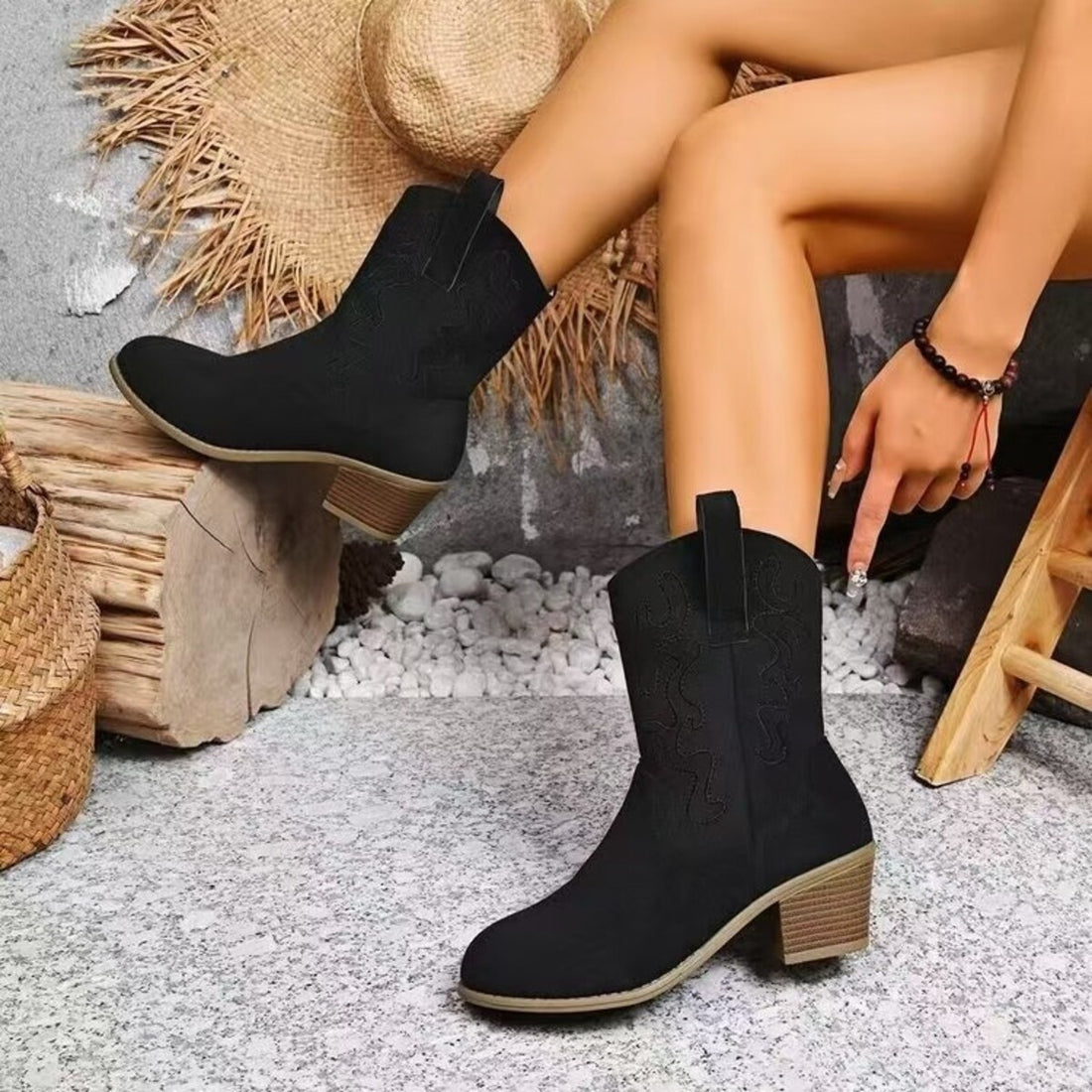 boots in black featuring block heel and fitted fit