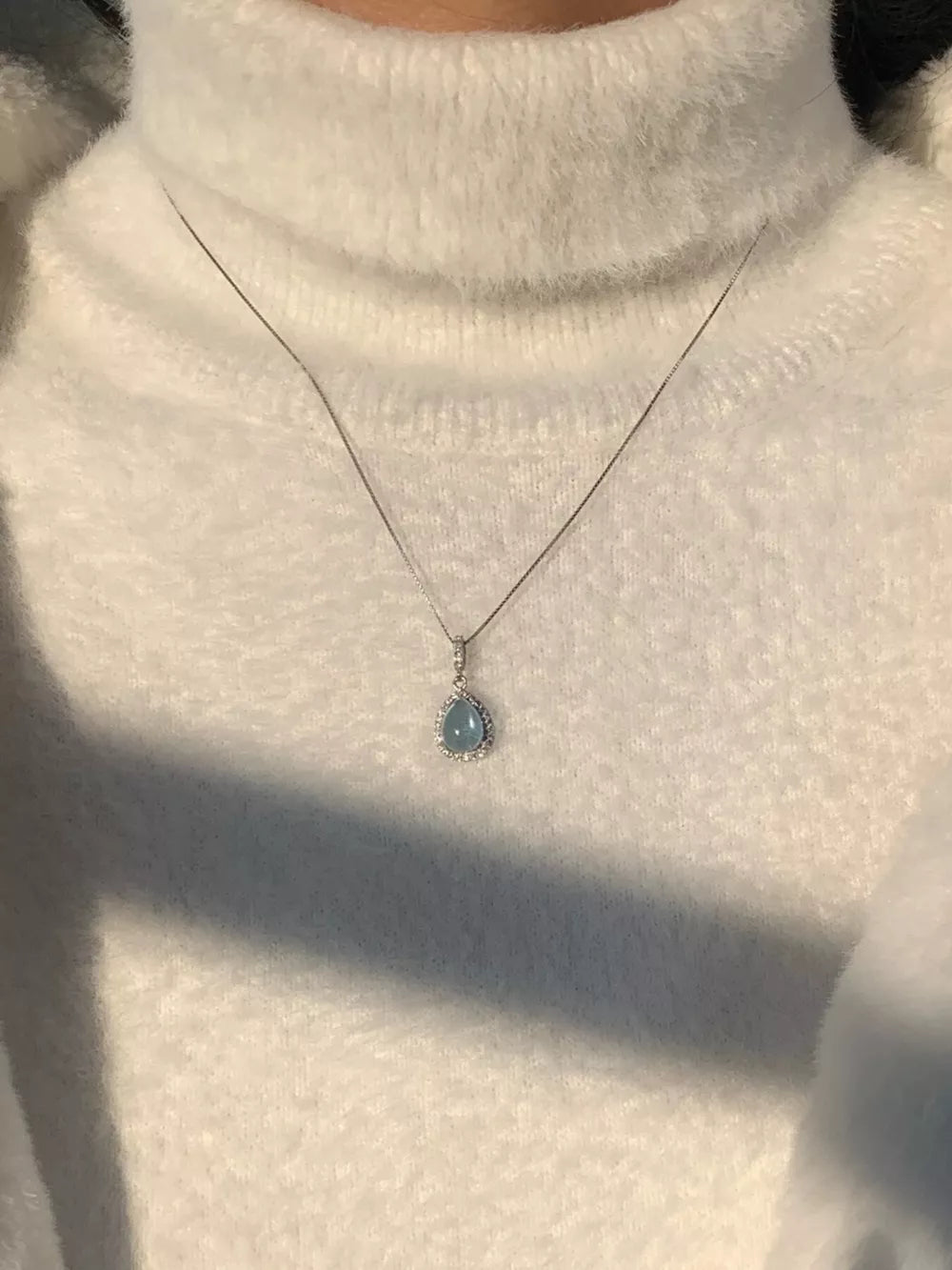 necklace in silver featuring pendant and straight fit