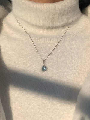 necklace in silver featuring pendant and straight fit