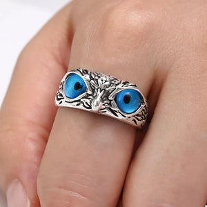 silver ring with animal motif and na