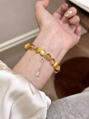 bracelet in golden yellow featuring beaded and fitted fit