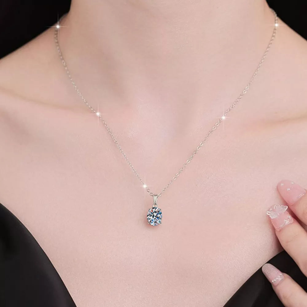 necklace in silver featuring moissanite stone and regular fit