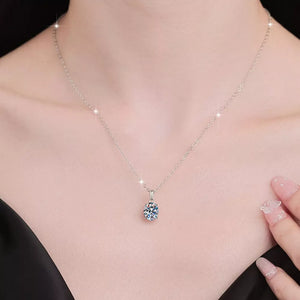 necklace in silver featuring moissanite stone and regular fit