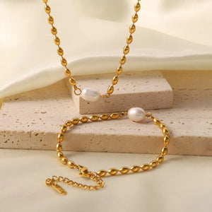 jewelry set in gold featuring adjustable length and delicate fit