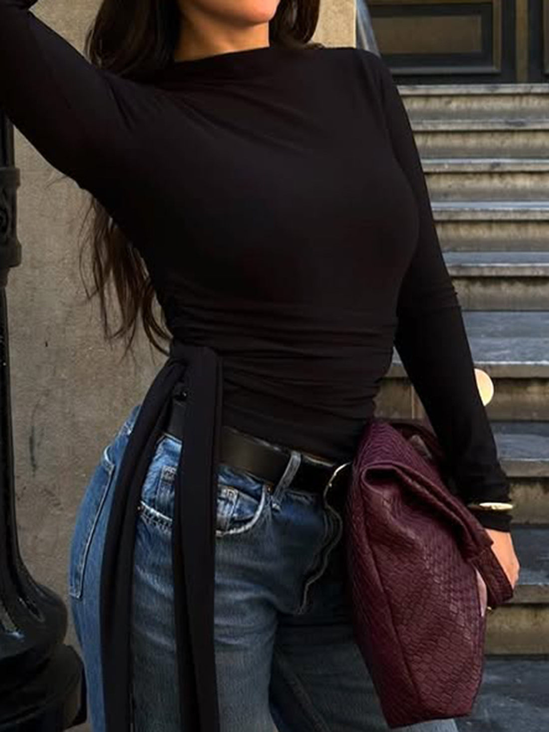 t-shirt in black featuring stretch and fitted fit