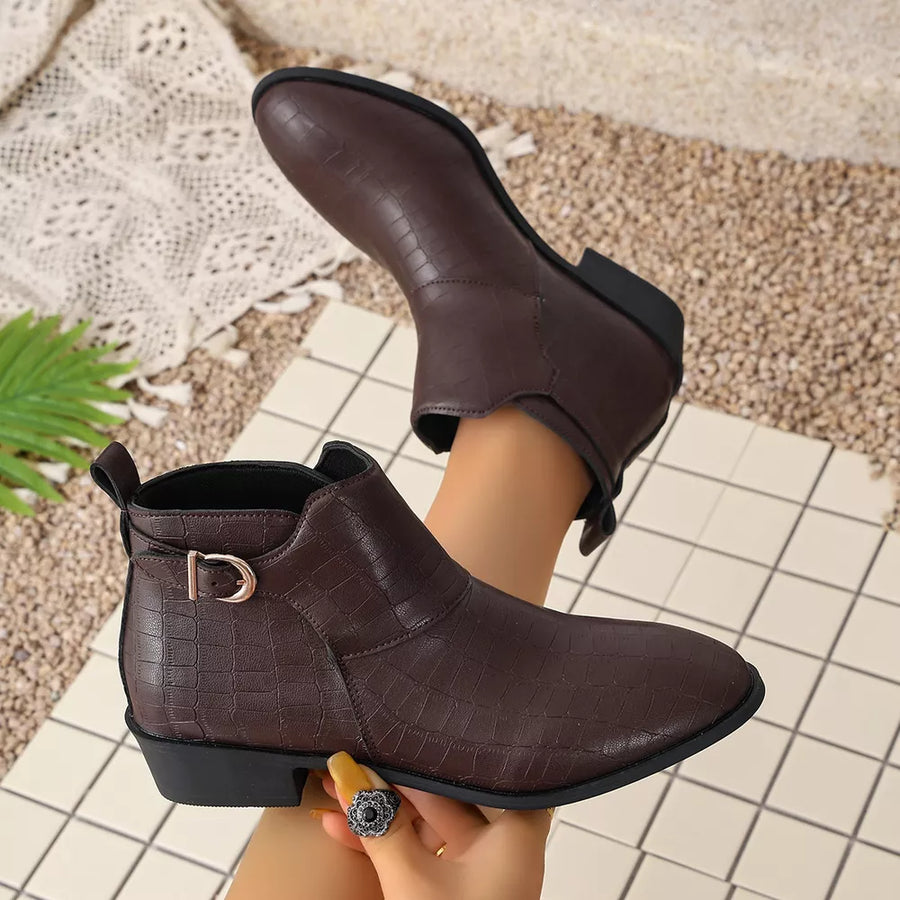 Black boots with ankle-length and pull-on