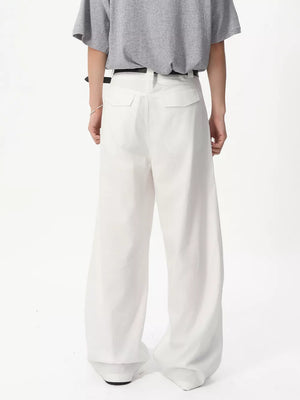Relaxed wide-leg sweatpants in white with pleated front and back pockets.