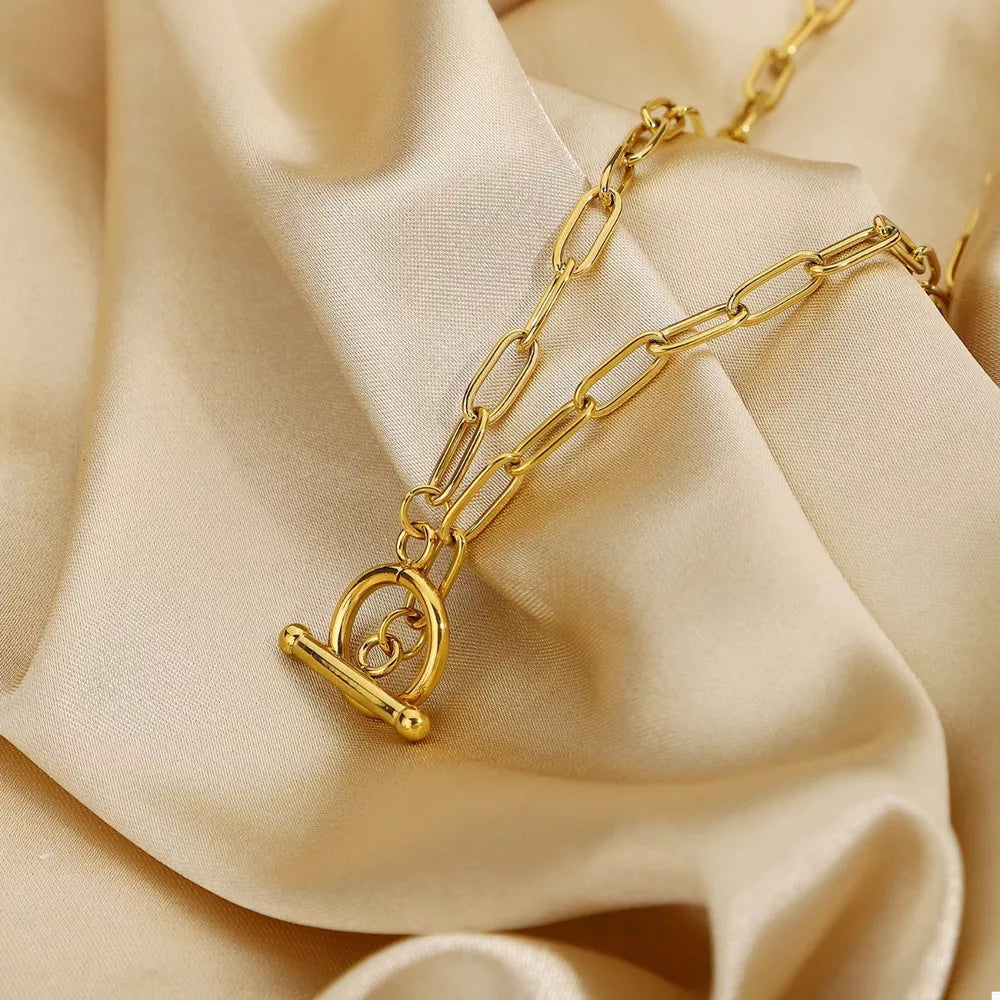 necklace in gold featuring chain link and straight fit