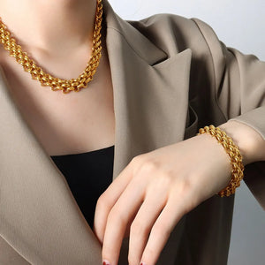 Silver jewelry set featuring chain link and chain link