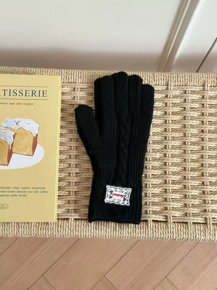Black cable knit acrylic gloves with decorative patch