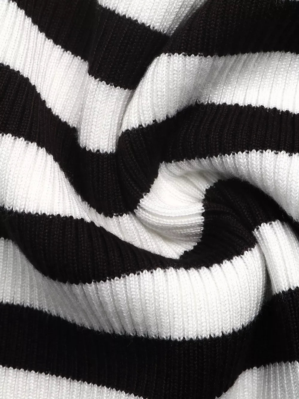 pullover sweater in black with stretch and waist-length