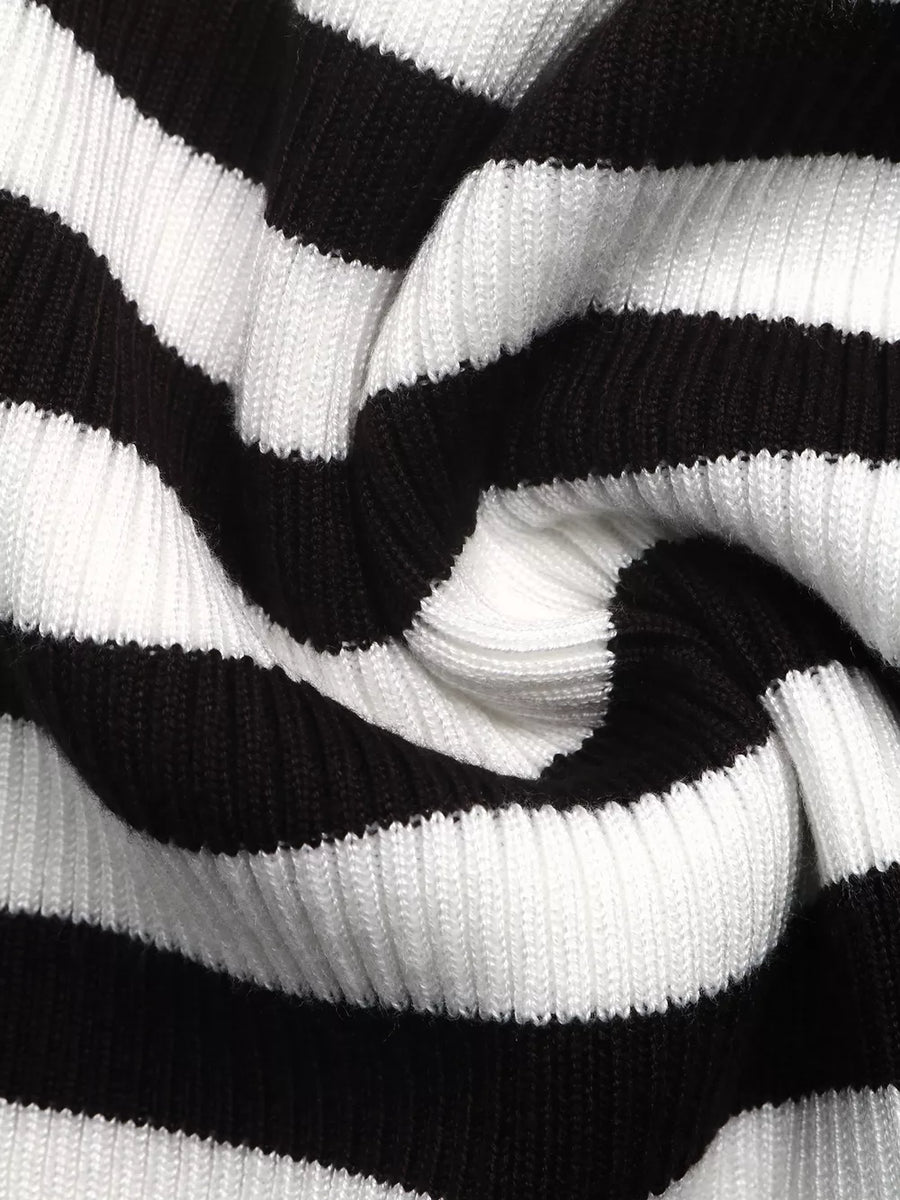 pullover sweater in black with stretch and waist-length