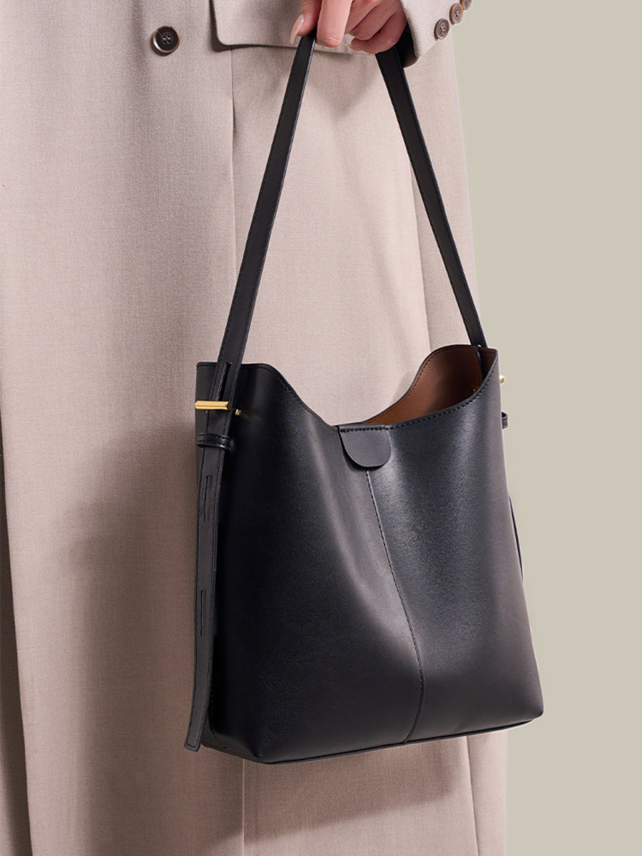 handbag in light beige with adjustable straps and medium