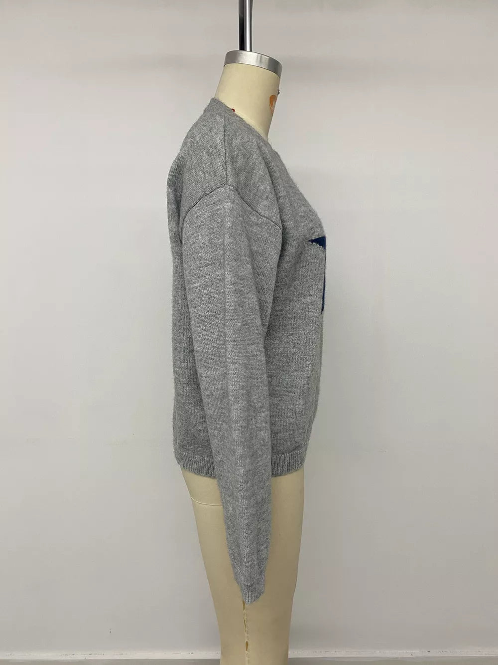Star-patterned Dropped Shoulder Sweater in Gray with dropped shoulder