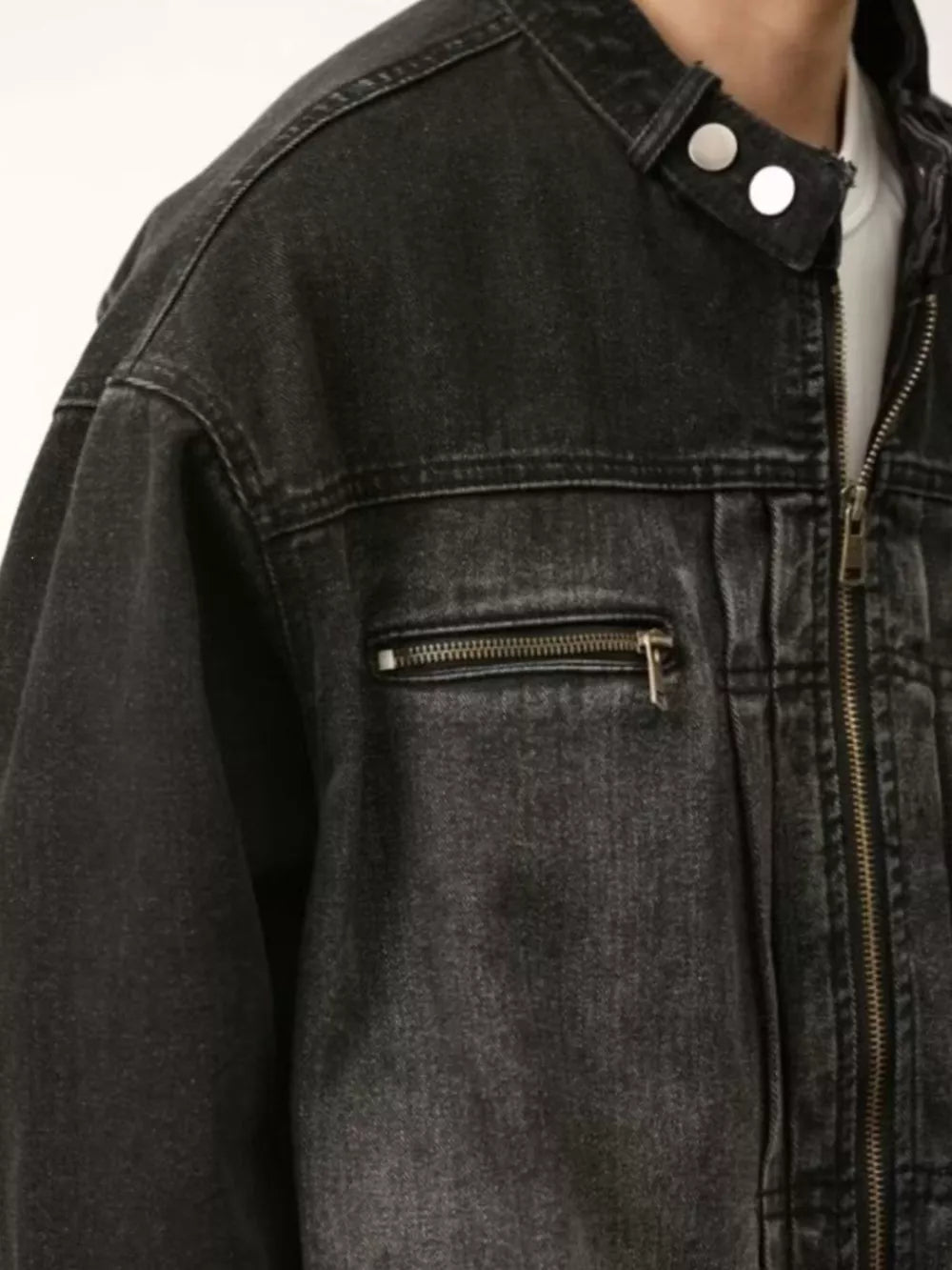 98% cotton，2% spandex Care instructions: Machine wash cold denim jacket in Black with oversized silhouette