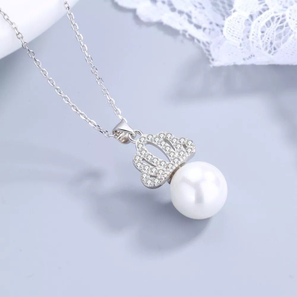 necklace in silver featuring pearl pendant and straight fit