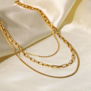 Gold necklace with adjustable length and clasp