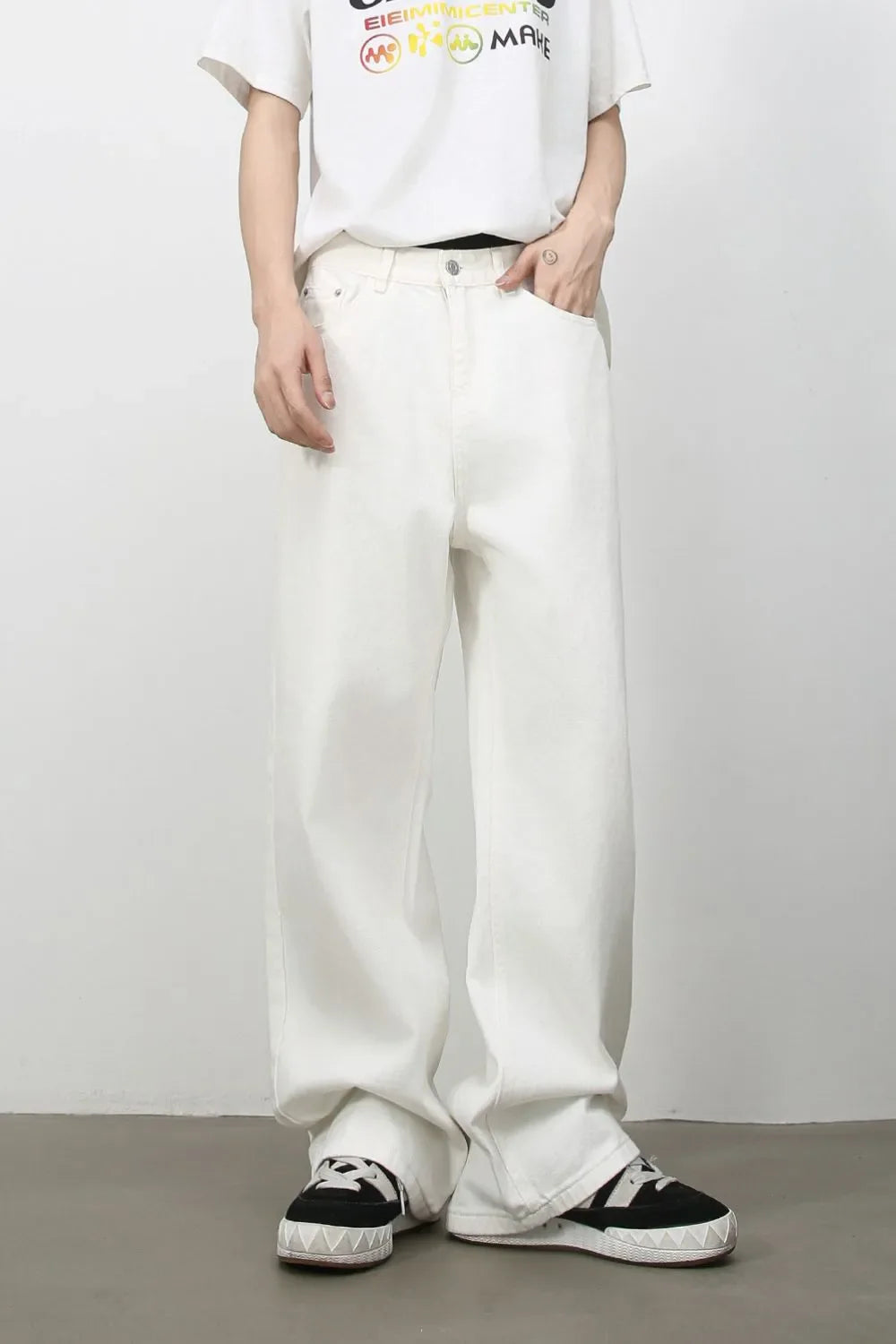 Flowing fit white 100% cotton jeans with a relaxed cut.