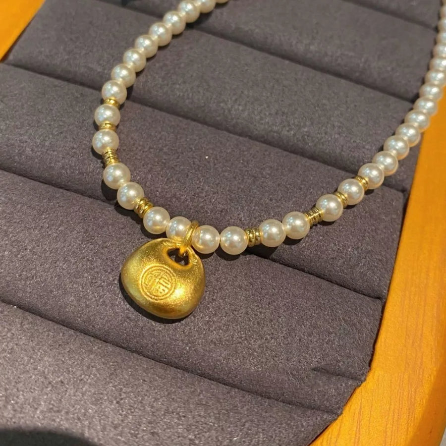 classic necklace in gold with n/a