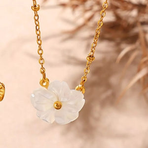 Gold A necklace with adjustable length and sleeveless