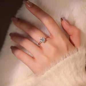 1 Carat 925 Sterling Silver Moissanite Ring in silver with solitaire setting