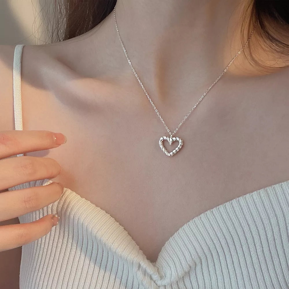 necklace in silver featuring heart pendant and regular fit