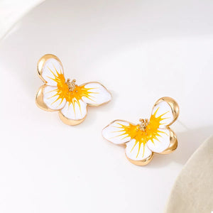 Butterfly stud earrings with white petals and yellow centers, 18K gold-plated.
