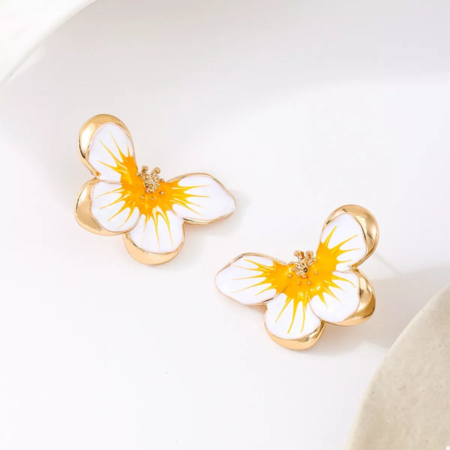 Butterfly stud earrings with white petals and yellow centers, 18K gold-plated.