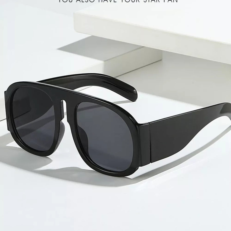 PC Frame material: Polycarbonate Lens material: Polycarbonate Temple material: P sunglasses in Caramel with oversized