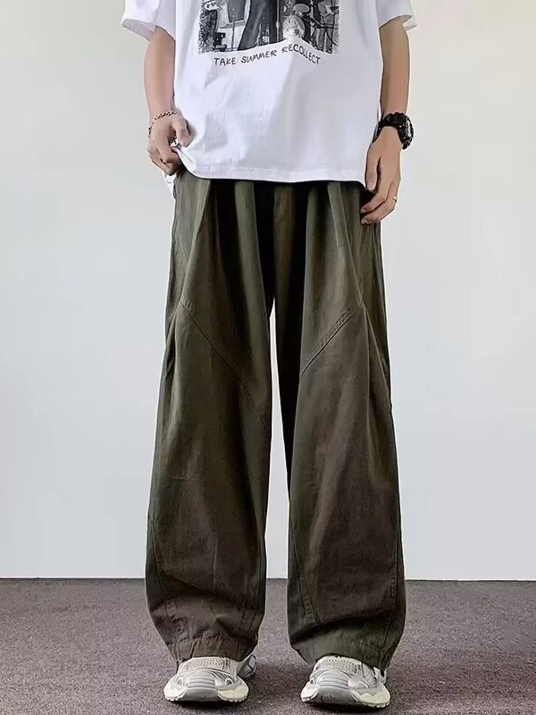 Relaxed fit green cargo pants with a casual style and wide leg.